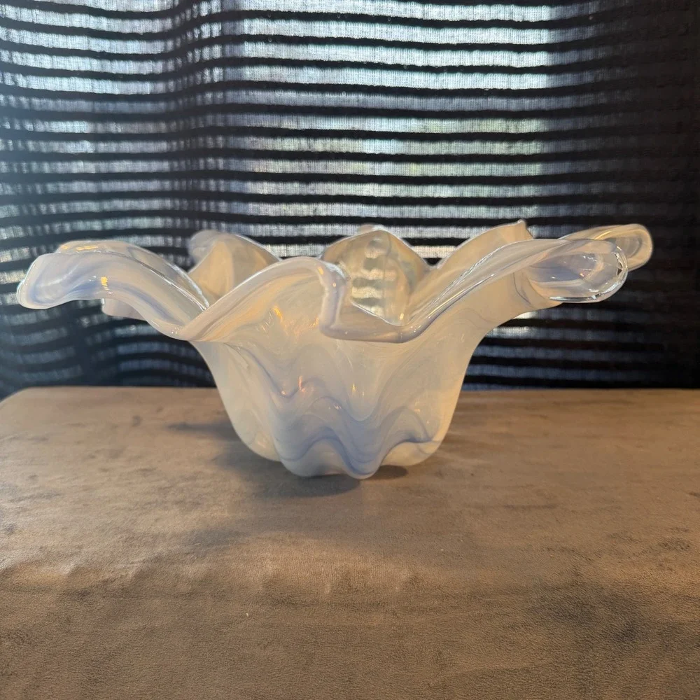 Vintage‎ Blue White Hand Blown Ruffled Handkerchief Art Glass Centerpiece Bowl